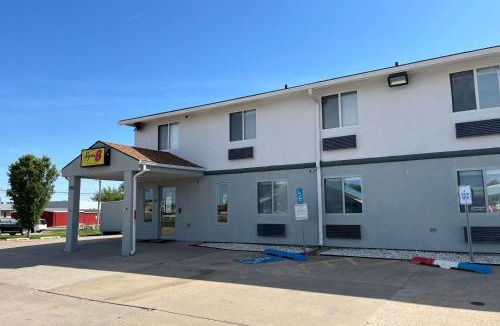 Emporia Hotel | Super 8 by Wyndham Emporia