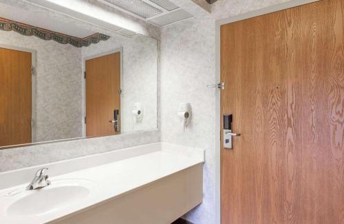 Erwin Hotel | Super 8 by Wyndham Erwin, I-26 Exit 37