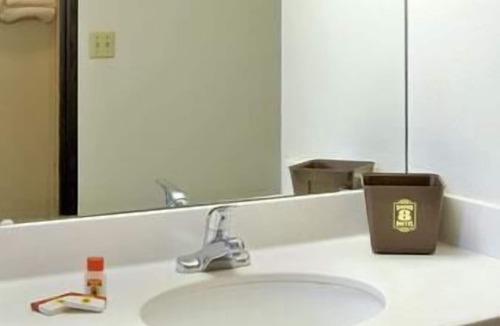 Allenton Hotel | Super 8 by Wyndham Eureka/Six Flags Nearby