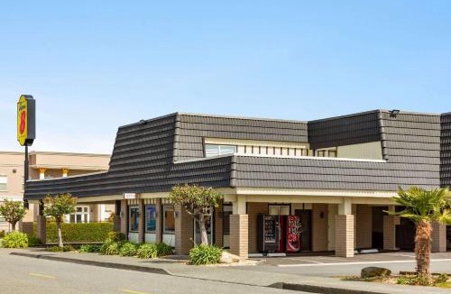 Downtown Hotel | Super 8 by Wyndham Eureka