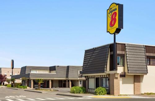 Downtown Hotel | Super 8 by Wyndham Eureka