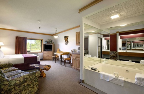 Virginia Hotel | Super 8 by Wyndham Eveleth
