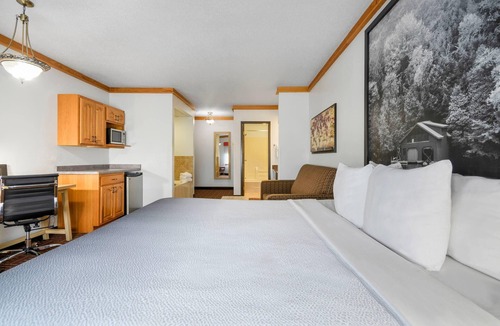Virginia Hotel | Super 8 by Wyndham Eveleth