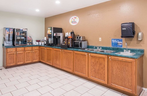 Farmington Hotel | Super 8 by Wyndham Farmington