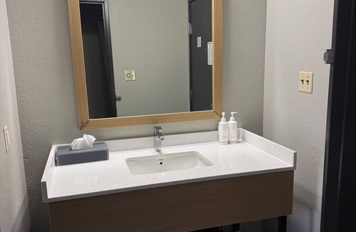 Farmington Hotel | Super 8 by Wyndham Farmington