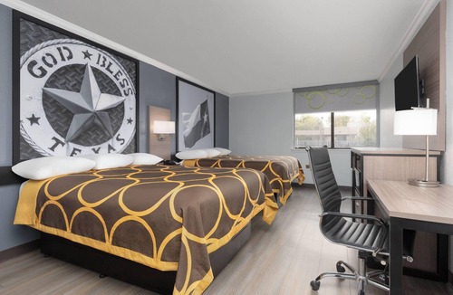West Meadowbrook Hotel | Super 8 by Wyndham Fort Worth Entertainment District