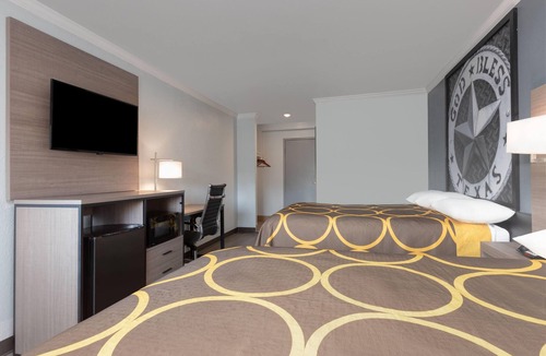 West Meadowbrook Hotel | Super 8 by Wyndham Fort Worth Entertainment District