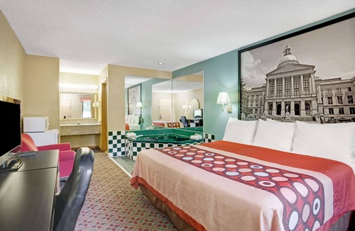 Forest Park Hotel | Super 8 by Wyndham Forest Park