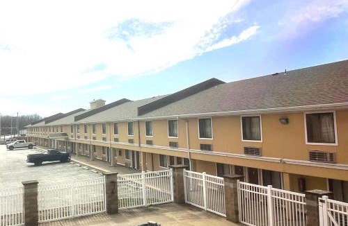 Fort Scott Hotel | Super 8 by Wyndham Fort Scott