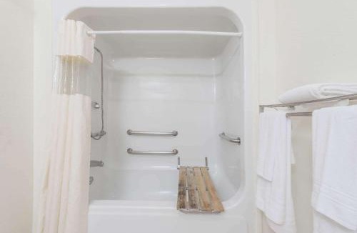 Fort Worth Hotel | Super 8 by Wyndham Fort Worth Downtown South