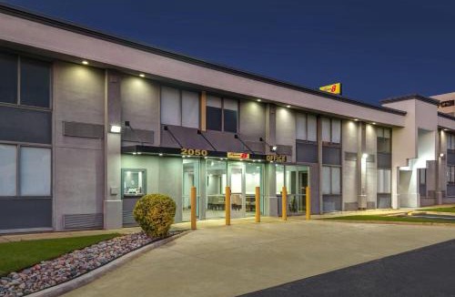West Meadowbrook Hotel | Super 8 by Wyndham Fort Worth Entertainment District