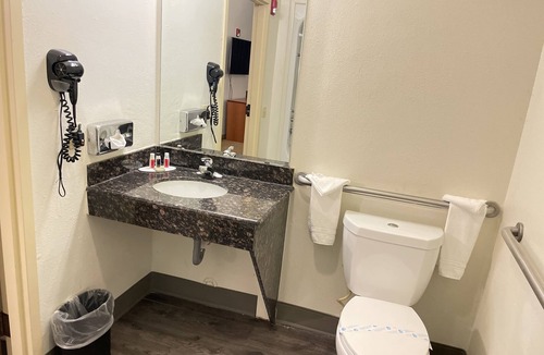 Fort Worth Hotel | Super 8 by Wyndham Fort Worth Downtown South
