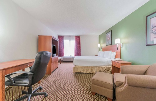 Fort Worth Hotel | Super 8 by Wyndham Fort Worth Downtown South