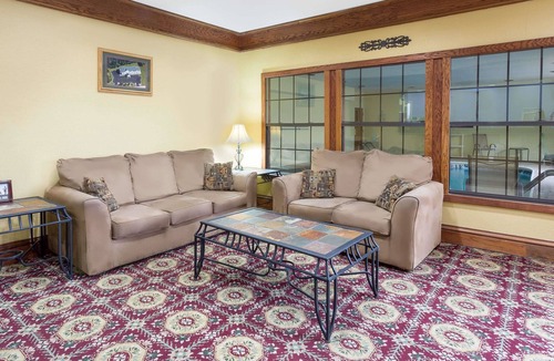 Freeport Hotel | Super 8 by Wyndham Freeport