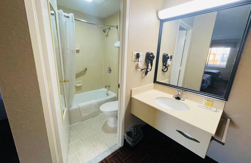 Gloucester City Hotel | Super 8 by Wyndham Gloucester