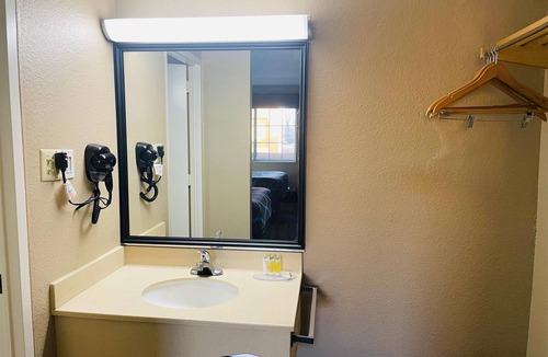 Gloucester City Hotel | Super 8 by Wyndham Gloucester