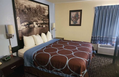 Galesburg Hotel | Super 8 by Wyndham Galesburg