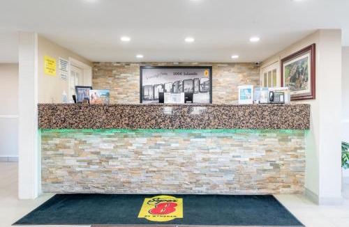 Gananoque Hotel | Super 8 by Wyndham Gananoque - Country Squire Resort
