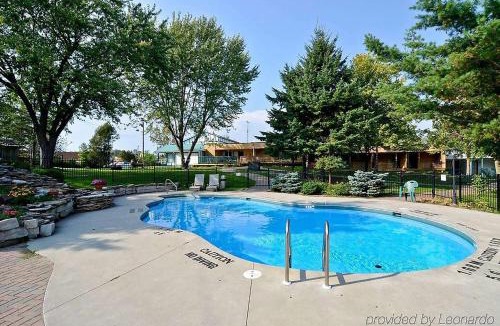 Gananoque Hotel | Super 8 by Wyndham Gananoque - Country Squire Resort