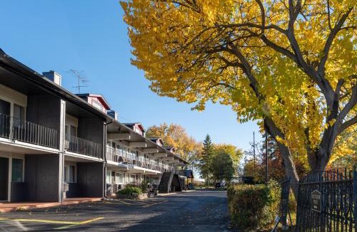 Gananoque Hotel | Super 8 by Wyndham Gananoque - Country Squire Resort