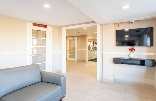 Gananoque Hotel | Super 8 by Wyndham Gananoque/Country Squire Resort