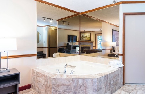 Gananoque Hotel | Super 8 by Wyndham Gananoque/Country Squire Resort