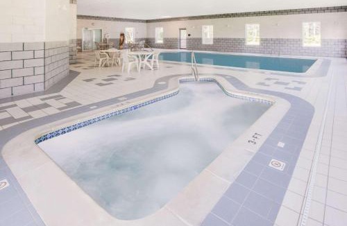 Grayling Hotel | Super 8 by Wyndham Grayling