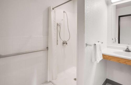 Grayling Hotel | Super 8 by Wyndham Grayling