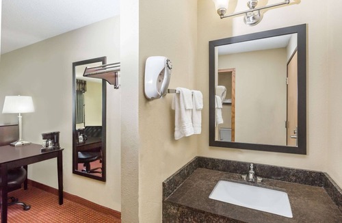 Grinnell Hotel | Super 8 by Wyndham Grinnell IA