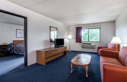 Conning Towers Nautilus Park Hotel | Super 8 by Wyndham Groton