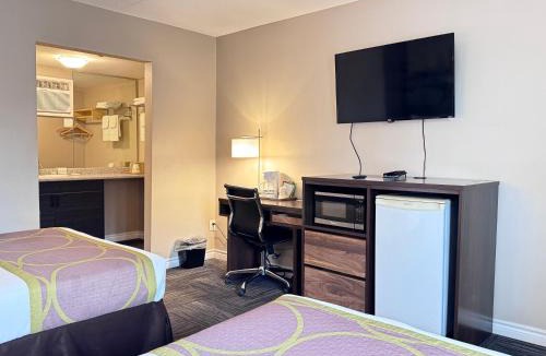 Guelph Hotel | Super 8 by Wyndham Guelph