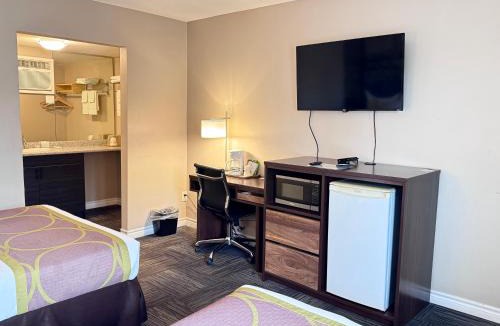 Guelph Hotel | Super 8 by Wyndham Guelph