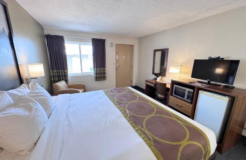 Guelph Hotel | Super 8 by Wyndham Guelph