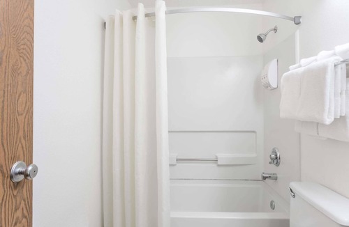 Downtown Hotel | Super 8 by Wyndham Hampton