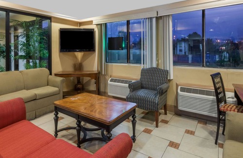 North Meadows Hotel | Super 8 by Wyndham Hartford