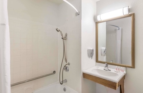 North Meadows Hotel | Super 8 by Wyndham Hartford