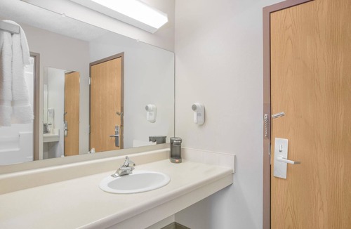 Hastings Hotel | Super 8 by Wyndham Hastings