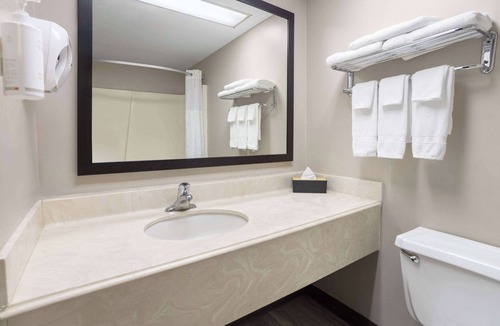 Henrietta Hotel | Super 8 by Wyndham Henrietta/Rochester Area