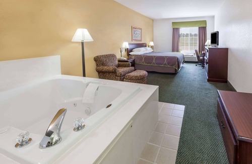 Hillsboro Hotel | Super 8 by Wyndham Hillsboro TX