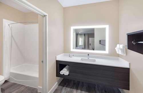 Barker Hotel | Super 8 by Wyndham Houston NW Beltway 8/West Rd