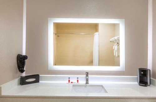 Barker Hotel | Super 8 by Wyndham Houston Northwest Cypress