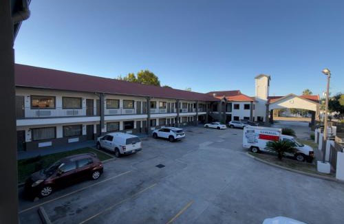 Brookhollow Hotel | Super 8 by Wyndham Houston/Brookhollow NW