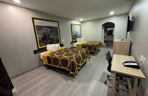 Brookhollow Hotel | Super 8 by Wyndham Houston/Brookhollow NW