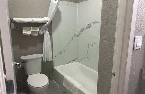 Brookhollow Hotel | Super 8 by Wyndham Houston/Brookhollow NW