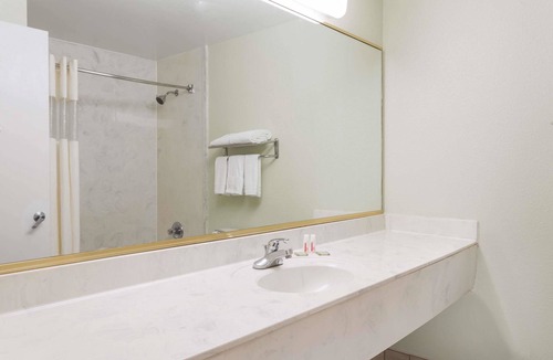 North Chesterfield Hotel | Super 8 by Wyndham Hull Street Midlothian/Richmond Area