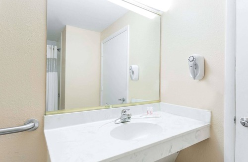 North Chesterfield Hotel | Super 8 by Wyndham Hull Street Midlothian/Richmond Area
