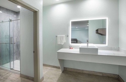 Humble Hotel | Super 8 by Wyndham Humble/Fallcreek/Houston