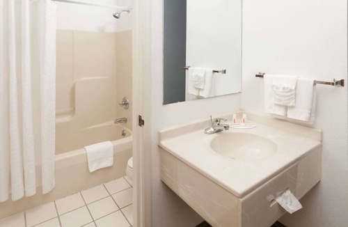 Huntington Hotel | Super 8 by Wyndham Huntington