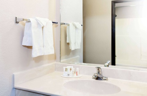Huntsville Hotel | Super 8 by Wyndham Huntsville