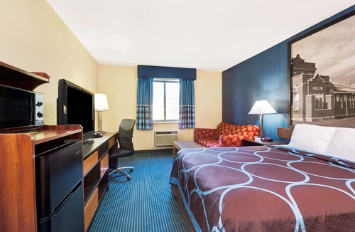 Hutchinson Hotel | Super 8 by Wyndham Hutchinson